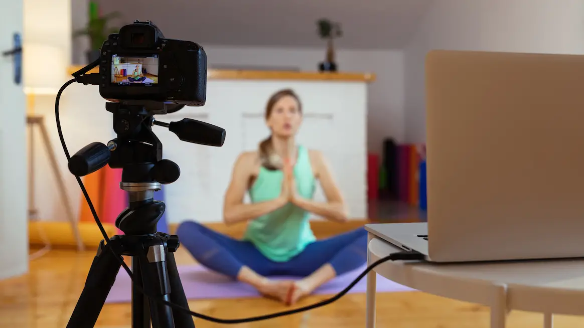 Clases de yoga en línea: a partir de ahora en una sala de estar cerca de usted