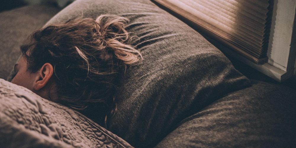 Cómo dormir cuando estás estresado y ansioso (16 consejos para tener zzz)
