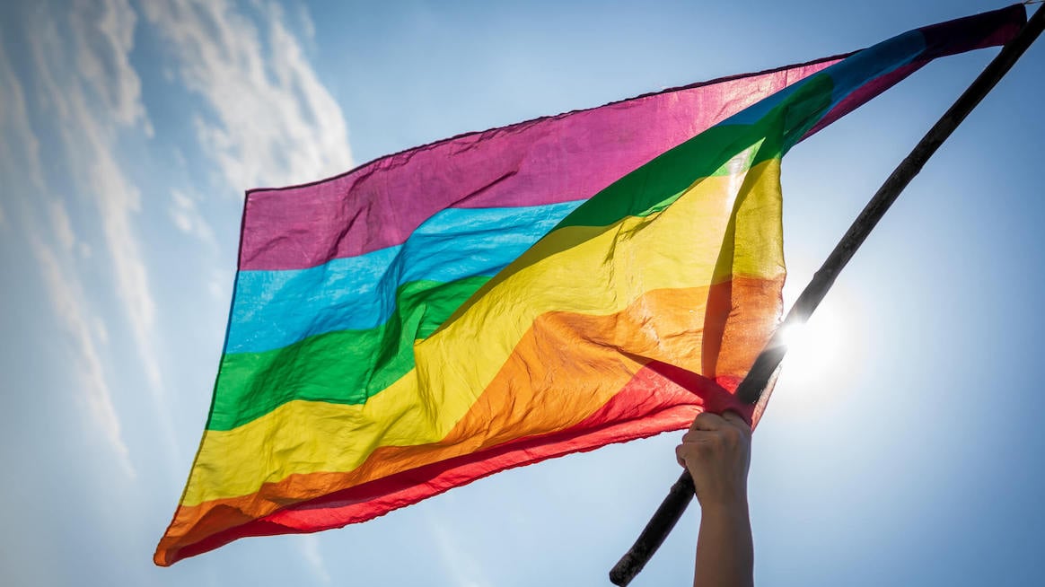Celebrando el Mes del Orgullo: 16 pioneros LGBTQIA+ (y cómo servir como defensores)