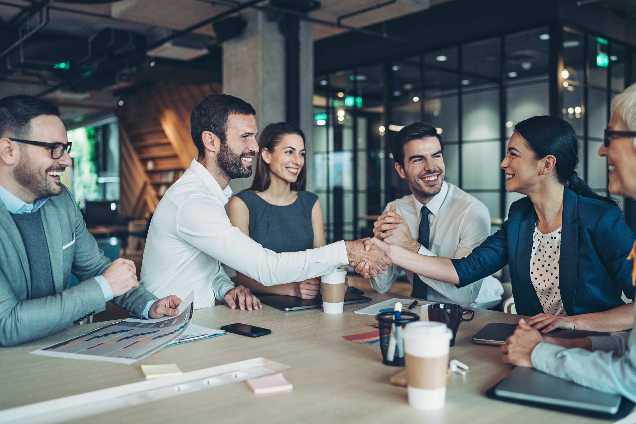 Cómo dar felicitaciones en el trabajo. Prueba estos 5 ejemplos para mostrar aprecio