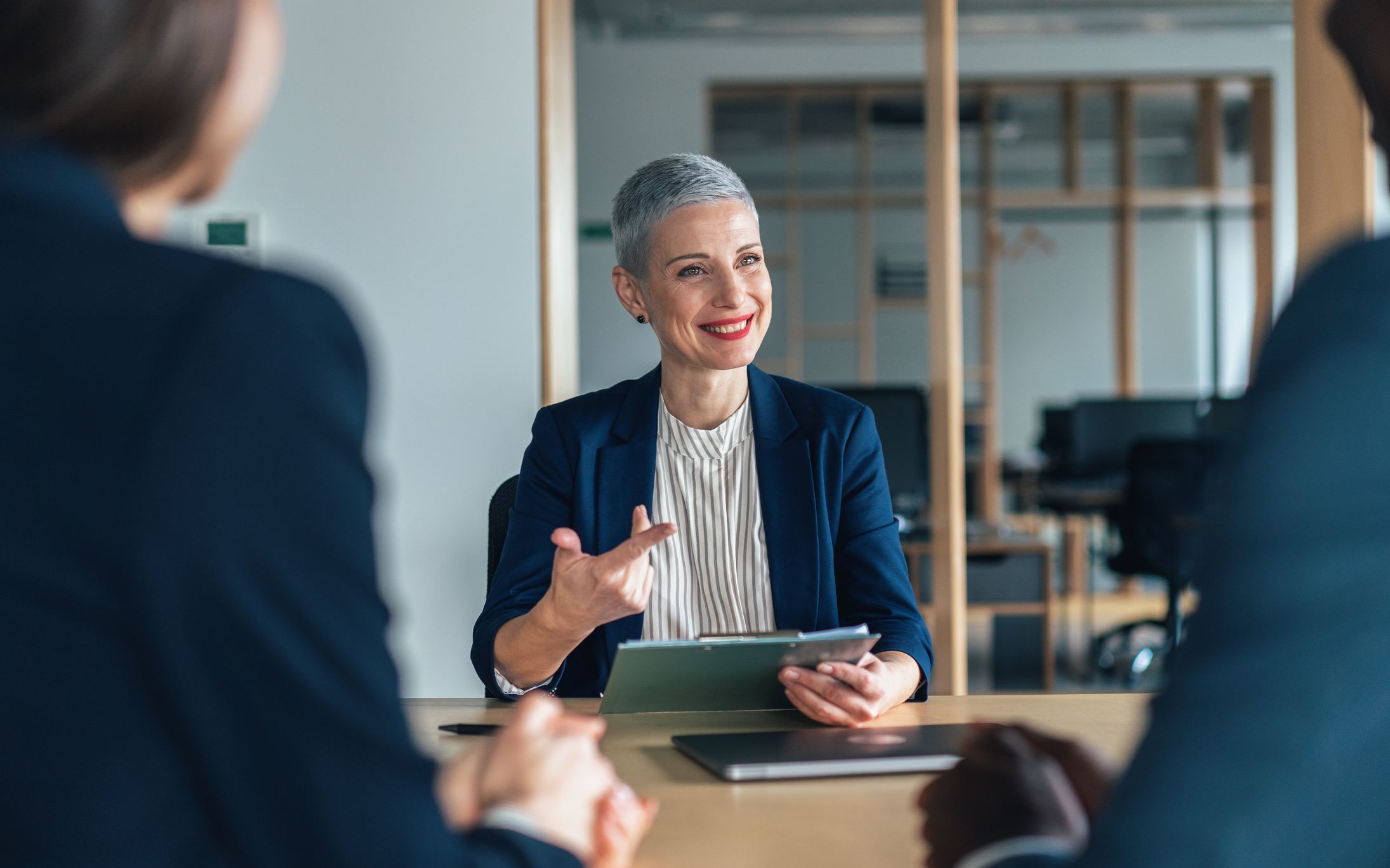 Cómo dar felicitaciones en el trabajo. Prueba estos 5 ejemplos para mostrar aprecio