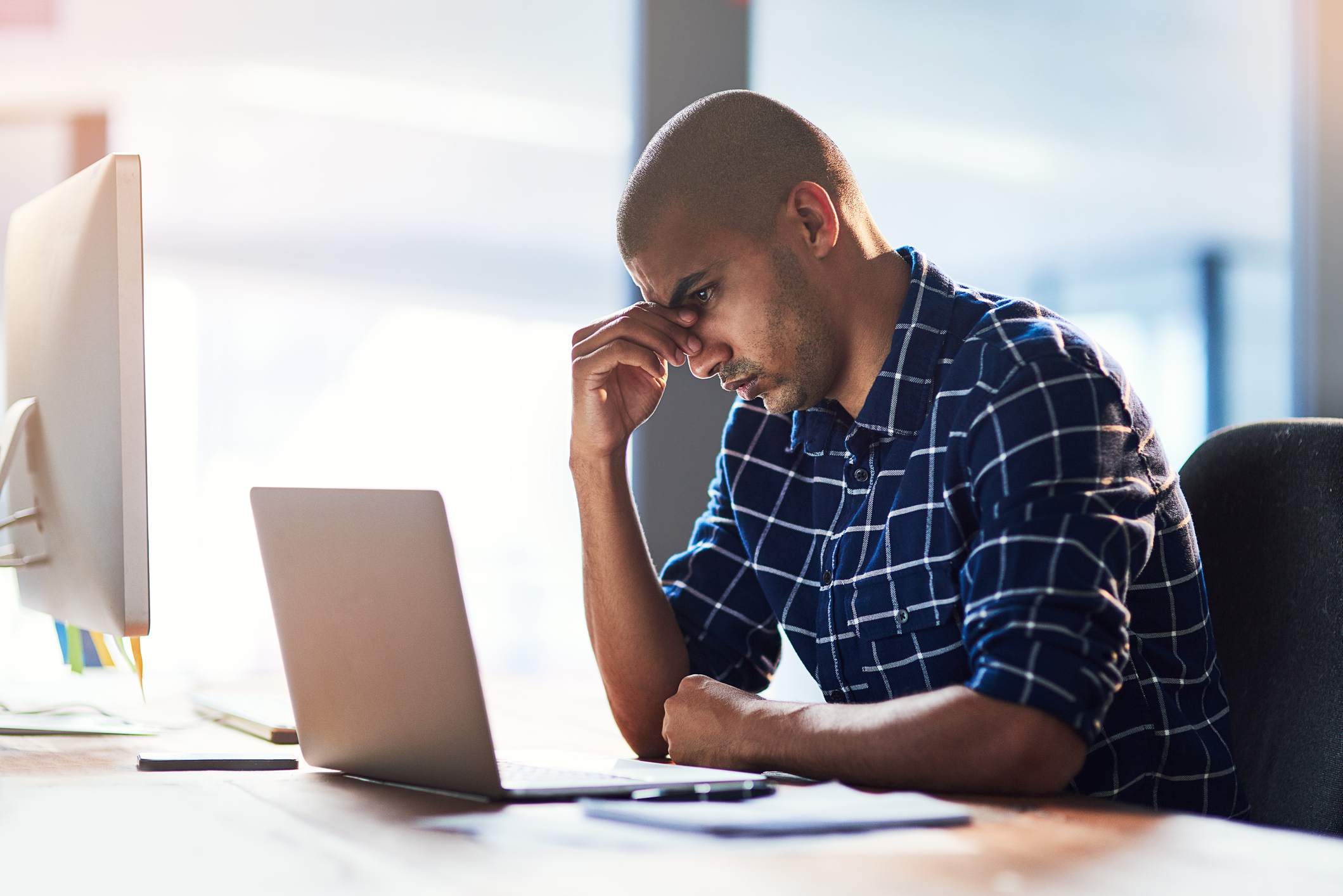7 señales de que tu compañero de trabajo está amenazado por ti y cómo lidiar con eso