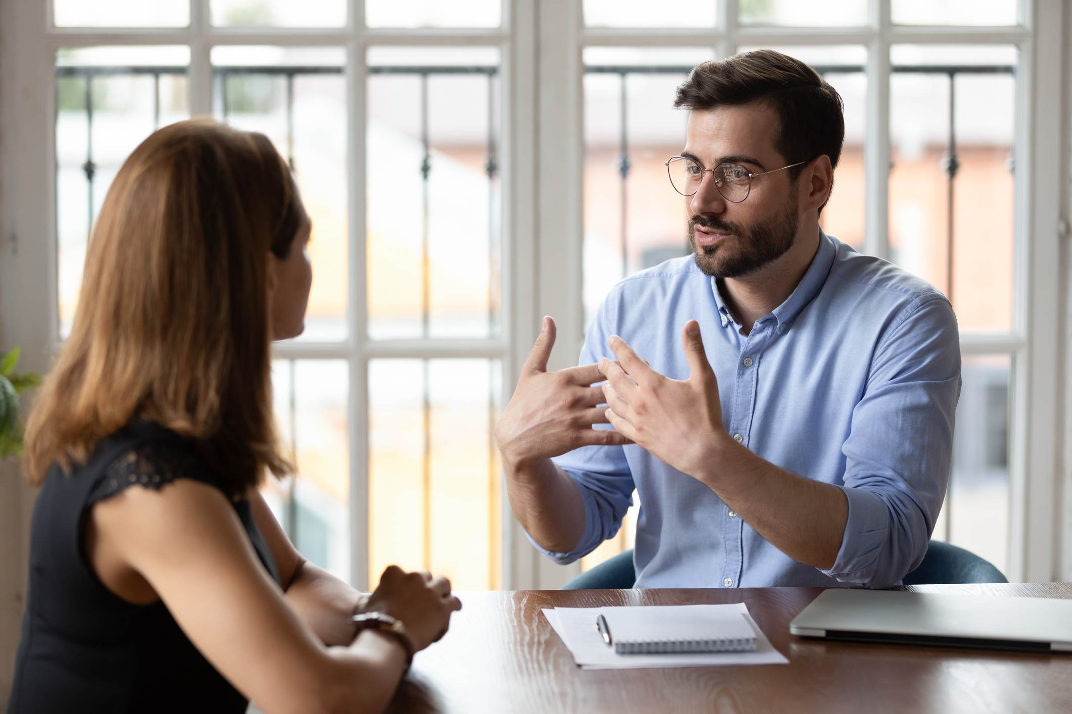 7 señales de que tu compañero de trabajo está amenazado por ti y cómo lidiar con eso