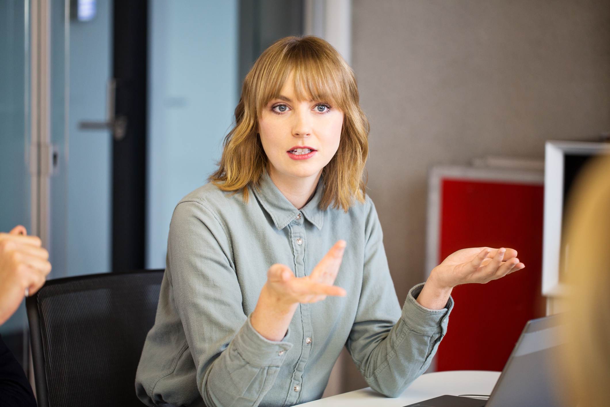 7 señales de que tu compañero de trabajo está amenazado por ti y cómo lidiar con eso