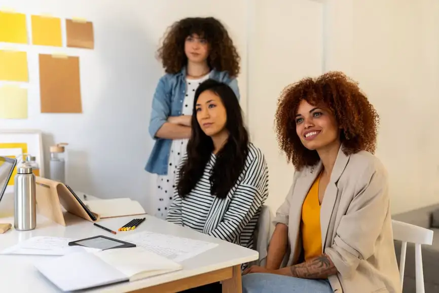 Habla menos, escucha más: 6 razones por las que vale la pena aprender el arte