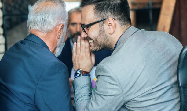 Cómo manejar los chismes en el lugar de trabajo y fomentar la comunicación