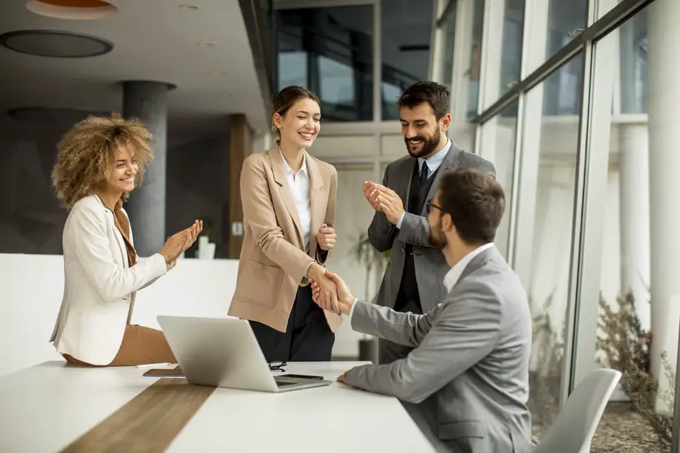 Trabajar para una empresa grande vs empresa pequeña: pros y contras
