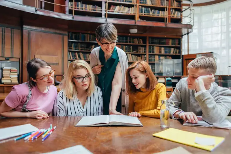 Cómo ser un buen jugador de equipo: Consejos para convertirse en el compañero de trabajo de ensueño