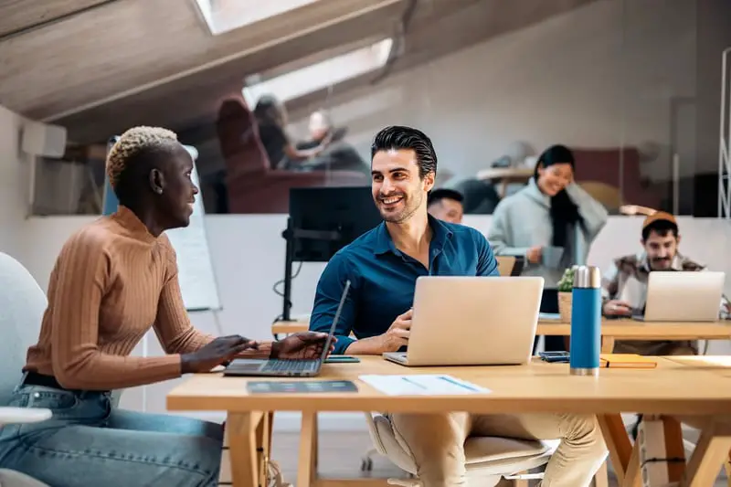 ¿Compañero o colega? Aprende la diferencia para una navegación más tranquila
