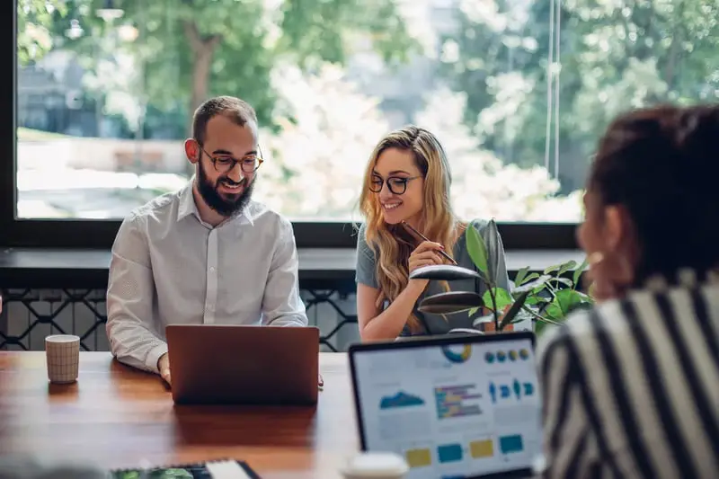 ¿Compañero o colega? Aprende la diferencia para una navegación más tranquila