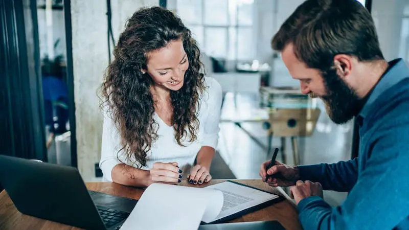 7 razones por las que las entrevistas de permanencia impulsan la retención de empleados
