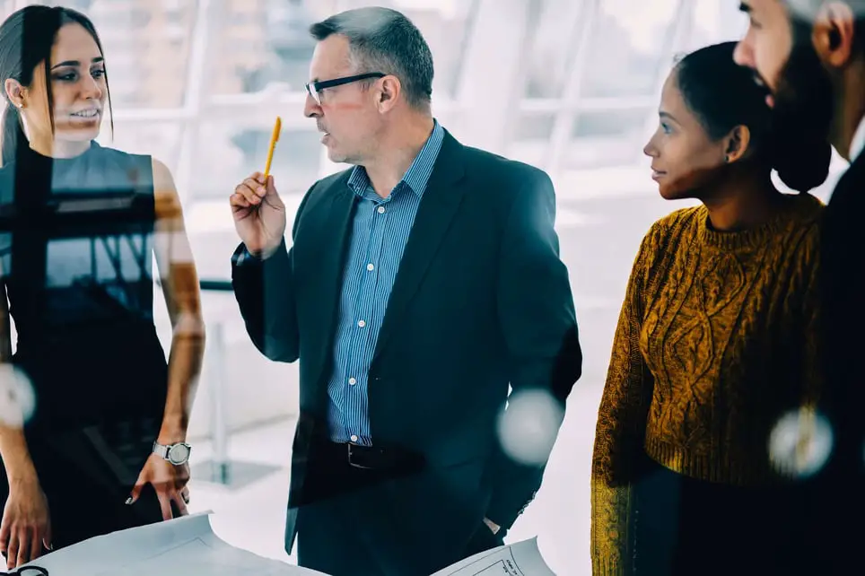 7 señales de que tu compañero de trabajo está amenazado por ti y cómo lidiar con eso