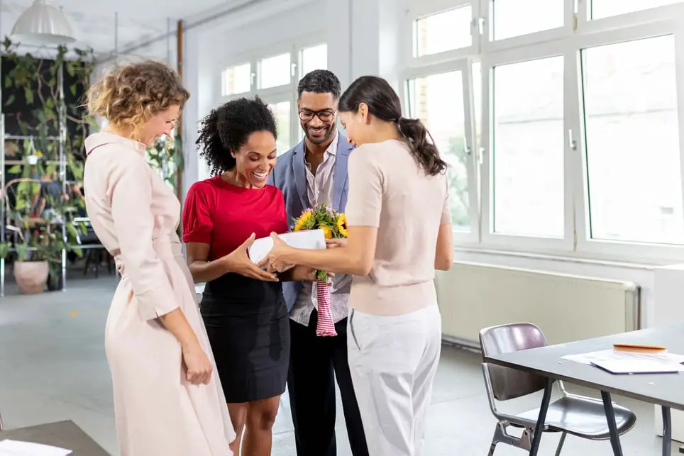 Cómo dar felicitaciones en el trabajo. Prueba estos 5 ejemplos para mostrar aprecio